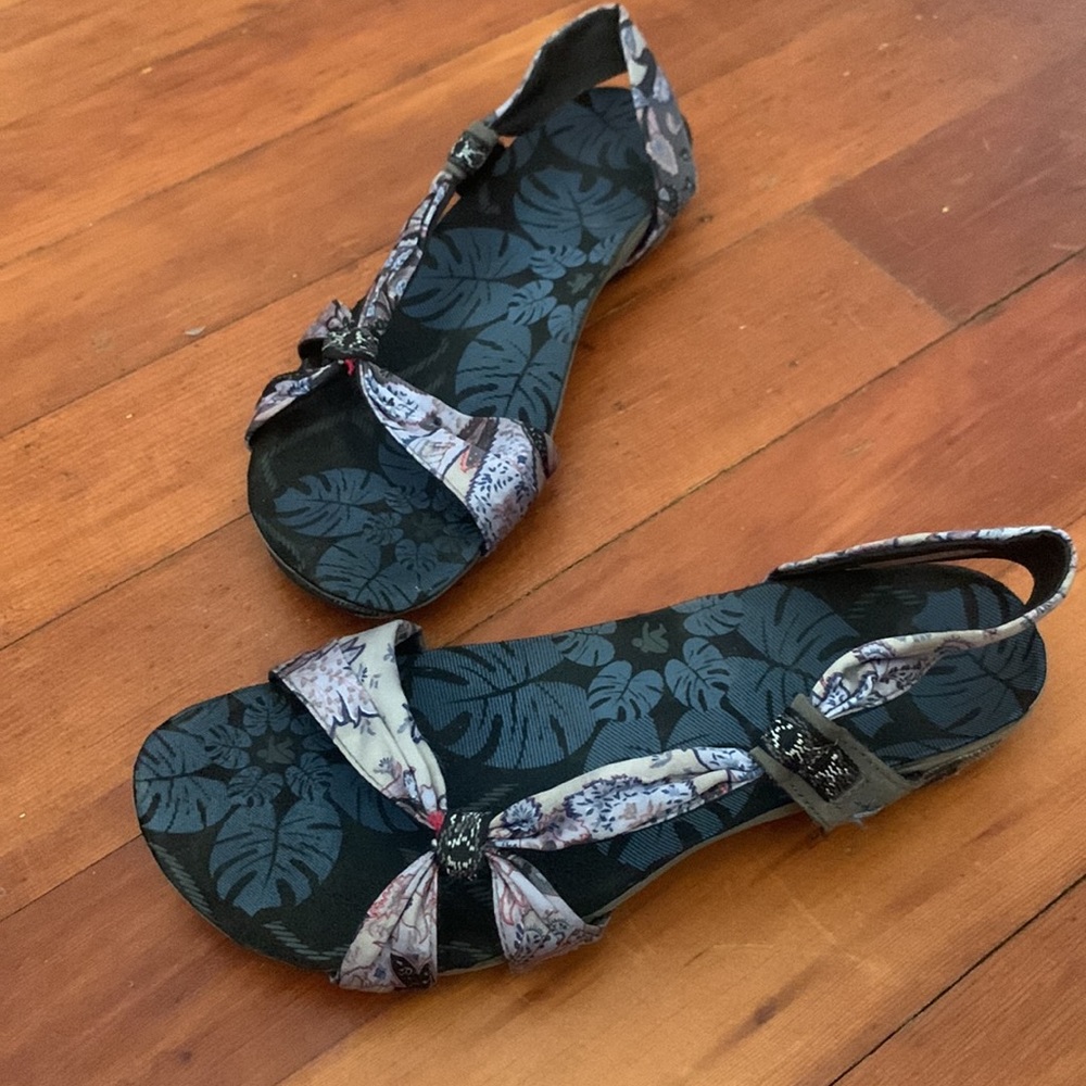 Cushe Women’s Ohia Textile Sandal - size 8